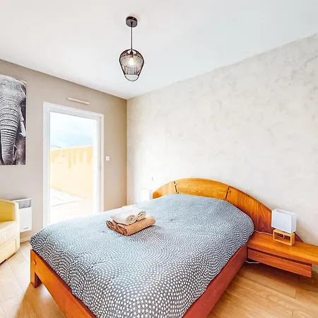 Lovely In Saint-georges-de-didon Semesterbostad